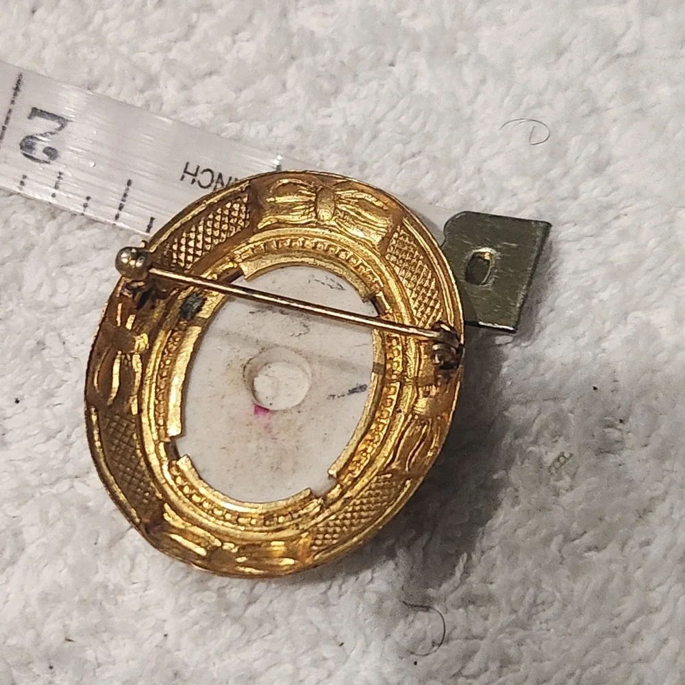 Vintage Limoges Style Porcelain Cameo Brooch Gold Tone Romantic Scene Oval Pin